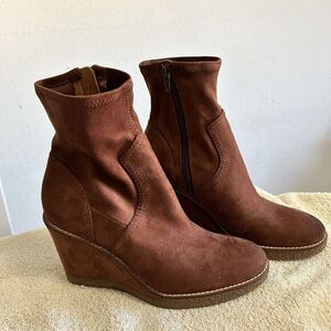 Zodiac Women's Ankle Hugging Boots soft fabric upper "llana" Side Zip closure 8M